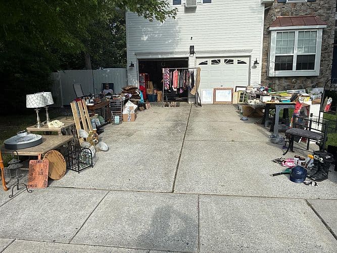 Garage sale — photo 1