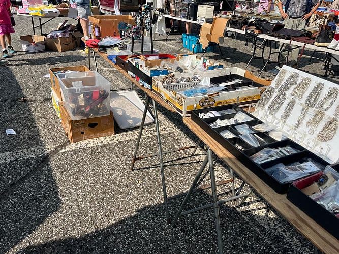Garage Sale — photo 1