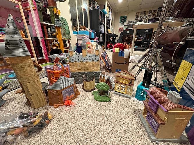 Garage sale- lots of toys!