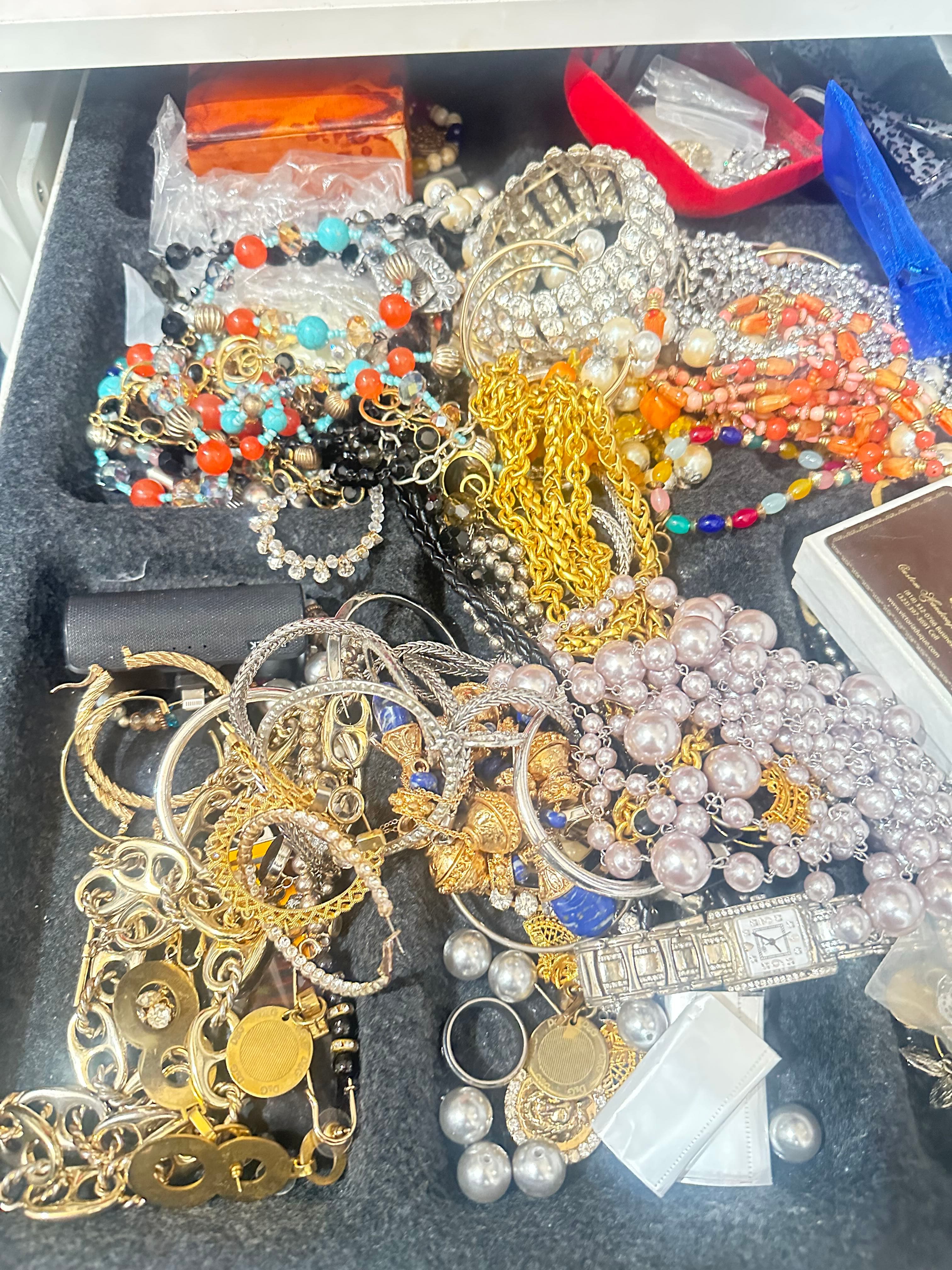 HUGH YARDSALE Come eat shop and sip‼️ — photo 1