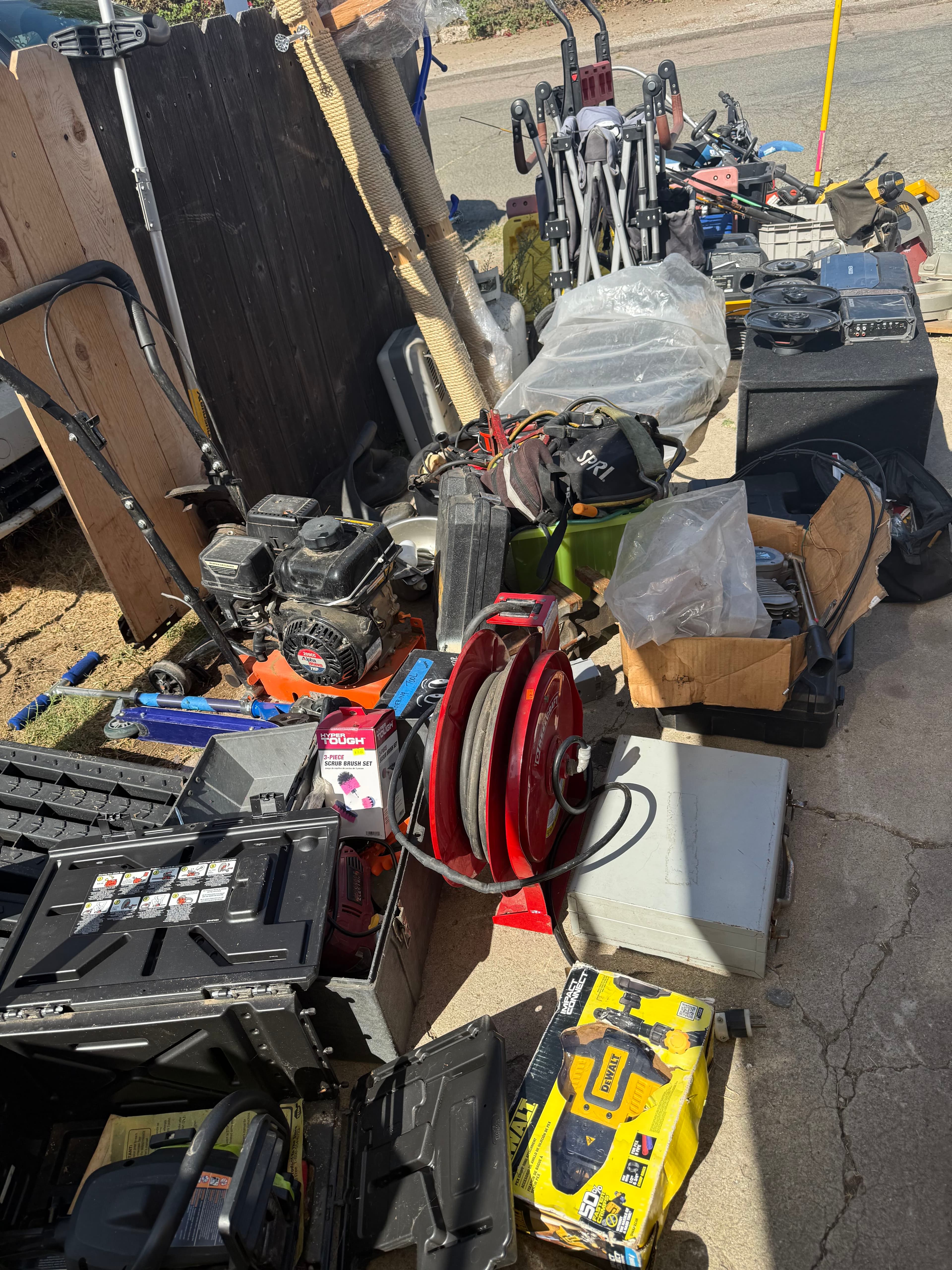 YARD SALE CHEAP PRICES, LOTS TO PICK THROUGH! * 🚨 EVERYTHING MUST GO