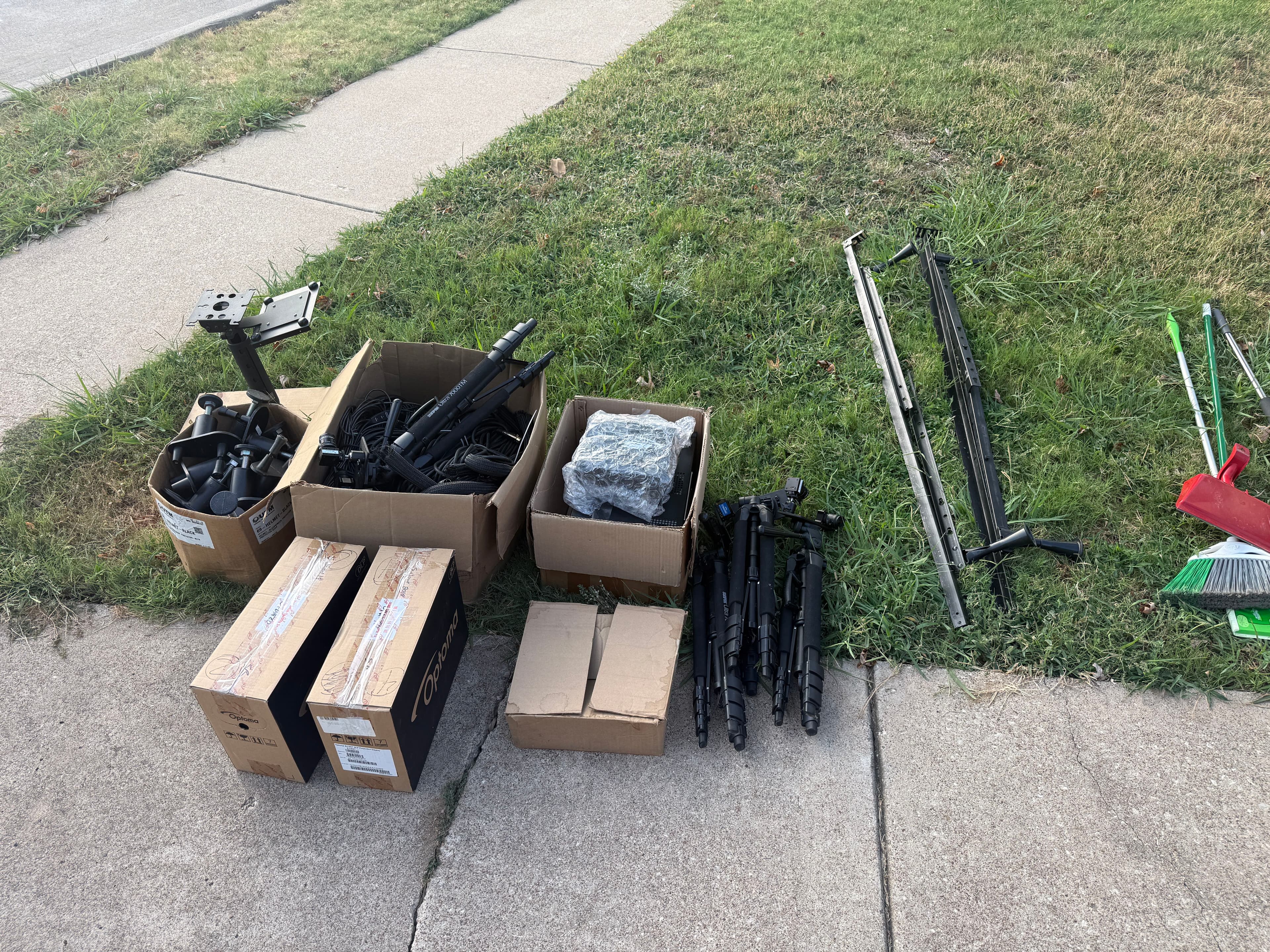Big Yard Sale β photo 1