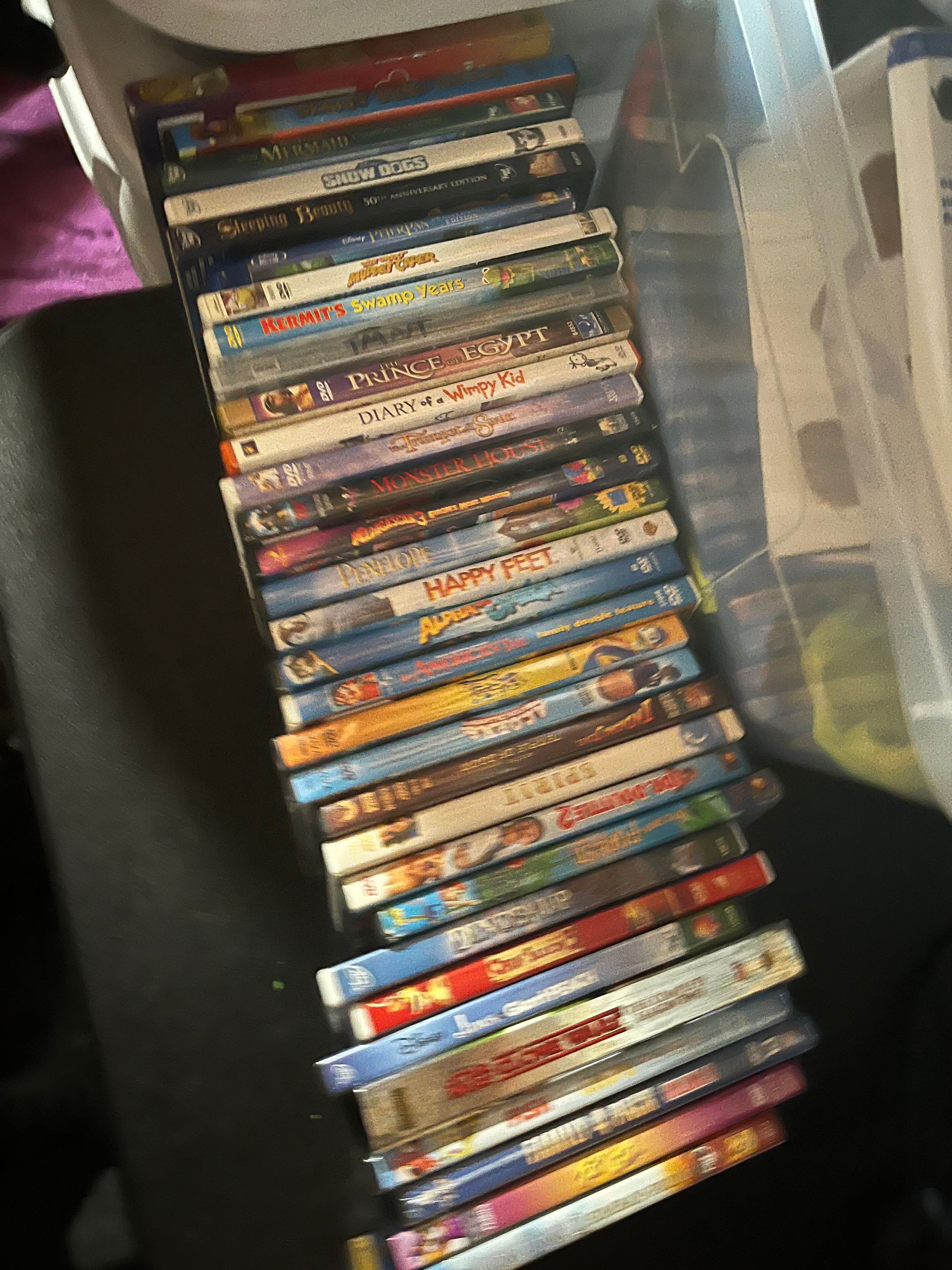 yards sale!! lots of 1$ clothes